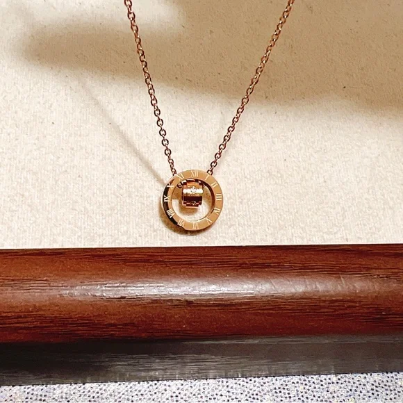 ✨ 18k gold plated rose gold Roman numeral necklace - Picture 10 of 11